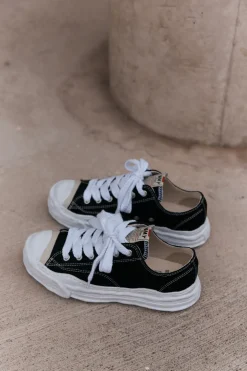 Hank Low Top Sneakers